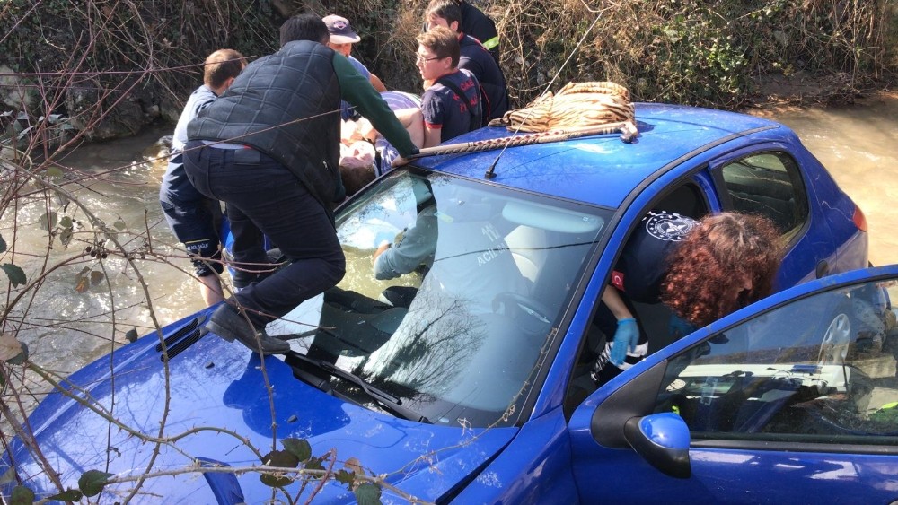 Kocaeli TEM’de kontrolden çıkan otomobil dereye uçtu: 2 yaralı 
