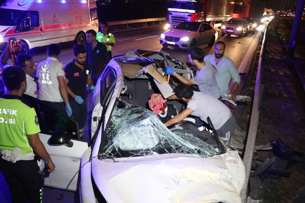 Kocaeli TEM’de makas atan otomobil tıra arkadan çarptı: 2 ağır yaralı 