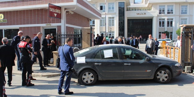 Valilik önünde ilginç olay