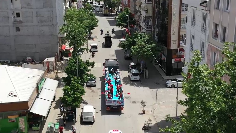 Kocaeli’de 19 Mayıs coşkusu balkonlarda yaşandı 