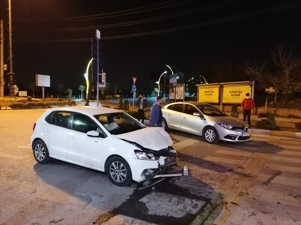 Kocaeli’de 2 otomobil çarpıştı: 4 yaralı 