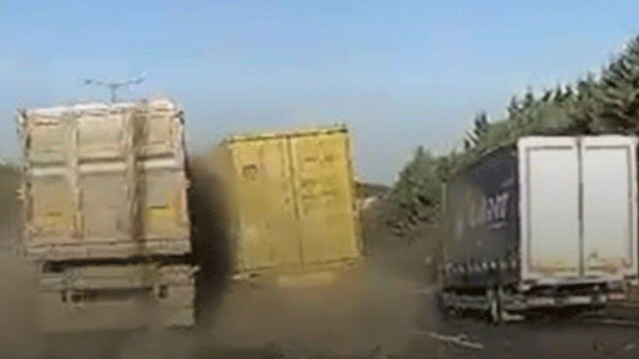 Kocaeli'de 2 tır ve bir kamyonetin karıştığı zincirleme kaza böyle görüntülendi!