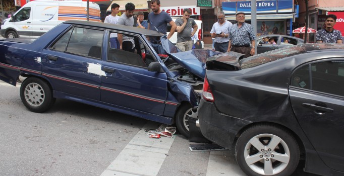 Kocaeli’de 3 araç birbirine girdi: 4 kişi yaralı