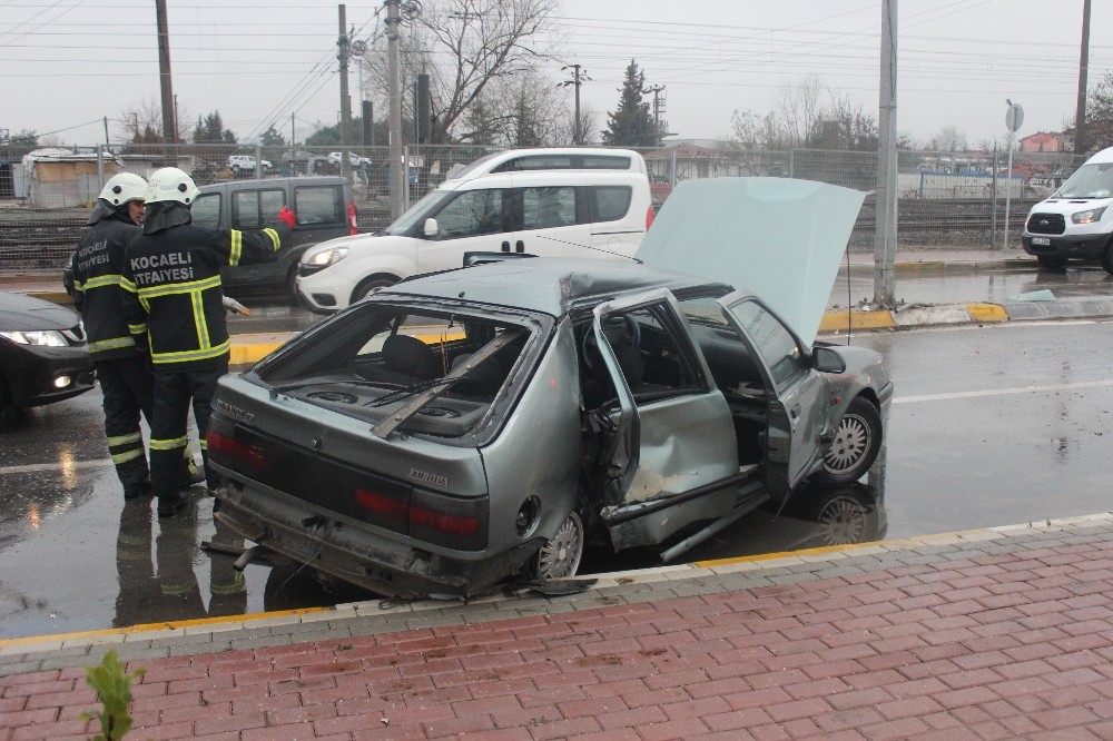 Kocaeli’de 3 aracın karıştığı trafik kazasında 1 kişi yaralandı 
