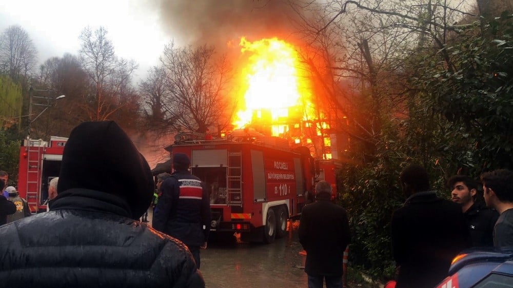 Kocaeli’de 4 katlı bina alev alev yanıyor 