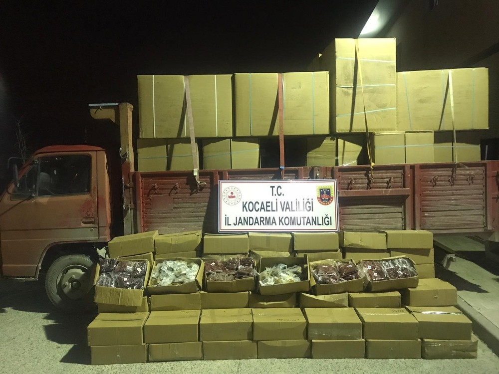 Kocaeli’de 500 bin TL değerinde tonlarca kaçak nargile tütünü yakalandı 