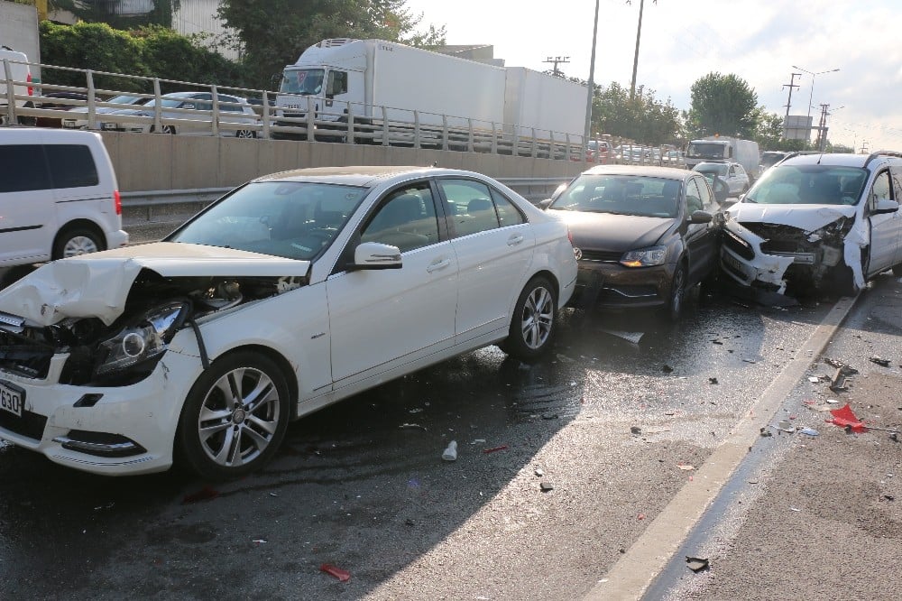 Kocaeli’de 7 aracın karıştığı zincirleme kazada trafik felç oldu 