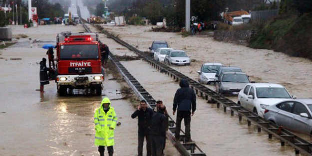 Kocaeli'de 8 kişi selde mahsur kaldı