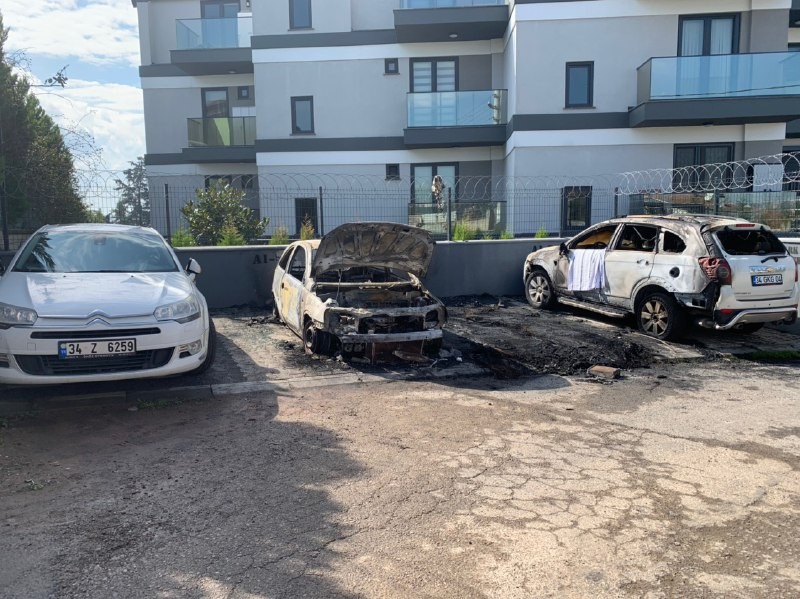 Kocaeli’de alev alan 3 araç kullanılamaz hale geldi 