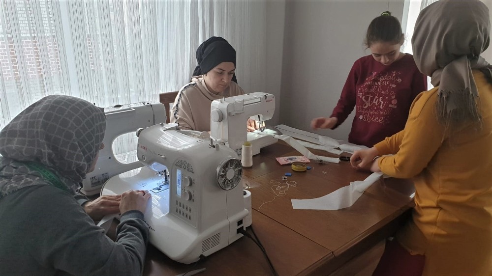 Kocaeli’de anneler evlerinde sağlık çalışanlarına siperlik üretiyor 