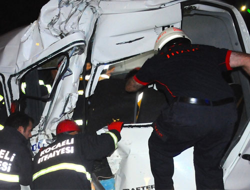 Kocaeli'de araçlar birbirine girdi: Yaralılar var