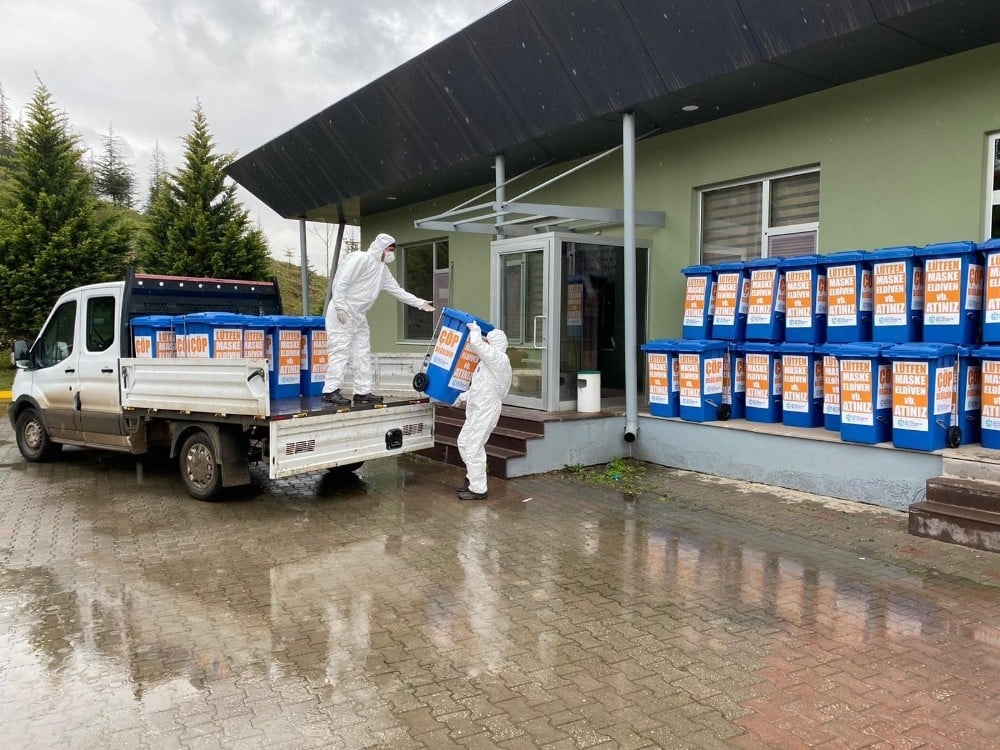 Kocaeli’de atık eldiven ve maskeler için özel çöp kutuları üretildi 
