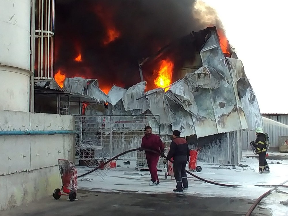Kocaeli’de atık fabrikasının depo kısmı alev alev yandı 