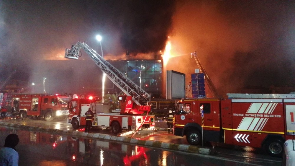 Kocaeli’de AVM’de yangın 