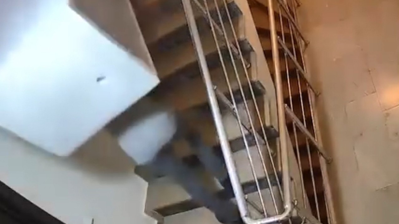 Kocaeli’de beyaz eşya teslimine gelen servis elemanları binadan terlik çaldı