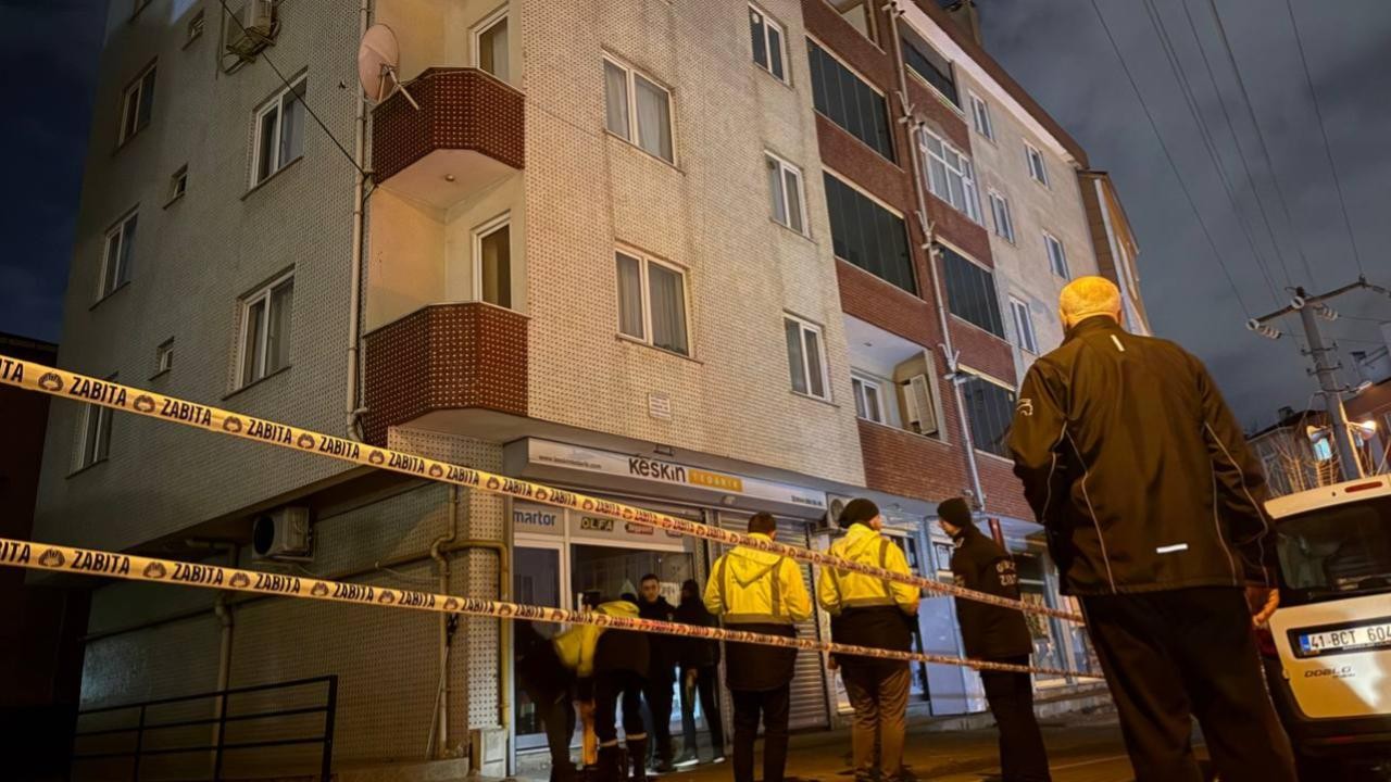 Kocaeli’de bina girişinde çukur oluştu: 5 katlı bina tahliye edildi!