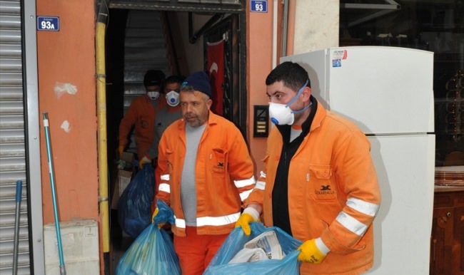 Kocaeli'de bir evden 3 kamyon çöp çıktı