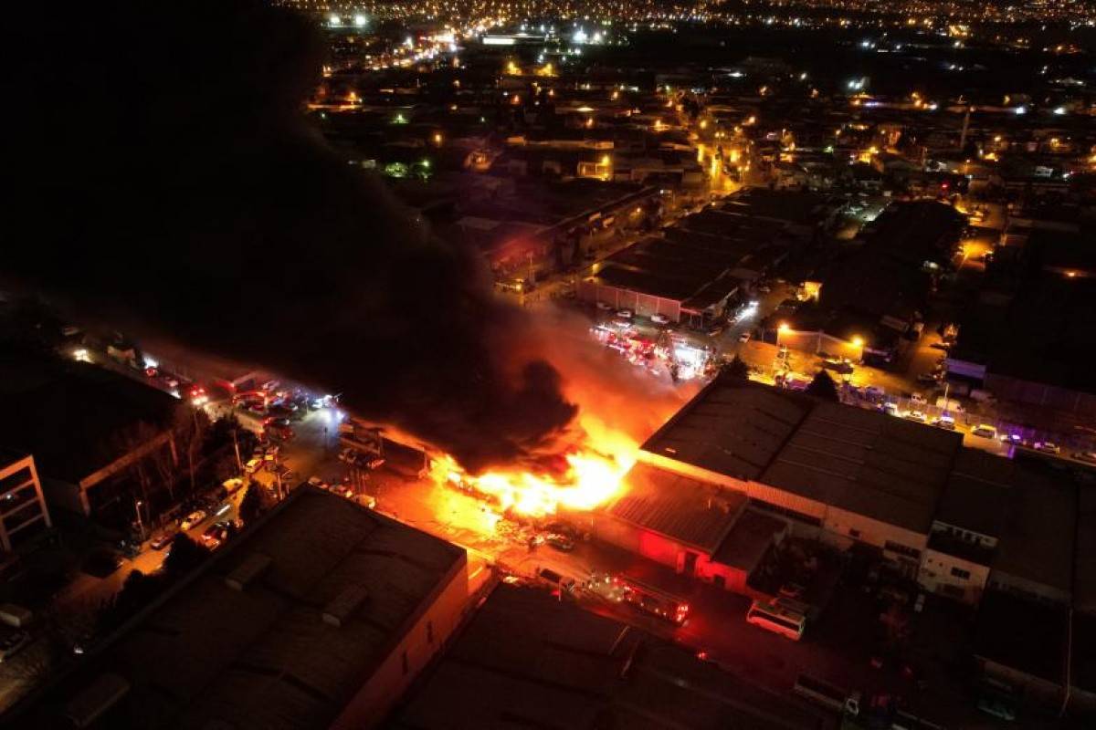 Kocaeli'de bir iş yerinde çıkan ve 6 iş yerine sıçrayan yangın havadan görüntülendi