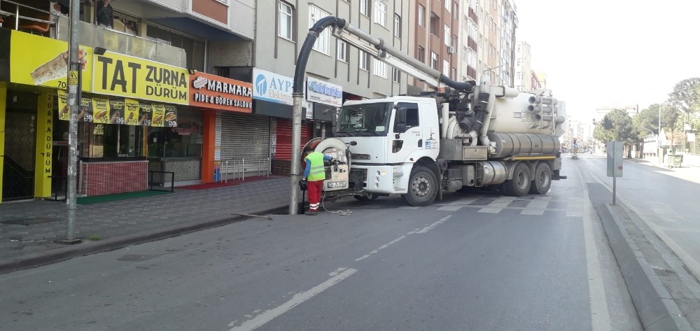 Kocaeli’de boşalan caddelerde altyapı hatları temizleniyor 