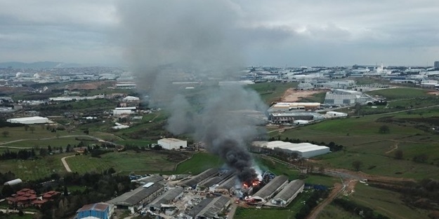 Kocaeli'de boya fabrikasının deposunda çıkan yangın kontrol altına alındı