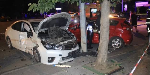 Kocaeli'de can pazarı! İki araç kafa kafaya çarpıştı
