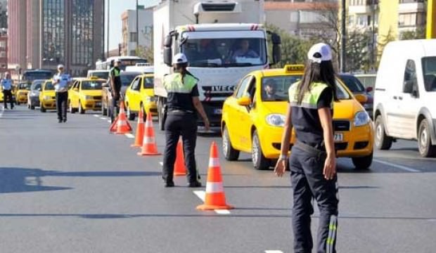 Kocaeli'de ceza yazmak isteyen trafik polisinin darp ettiler