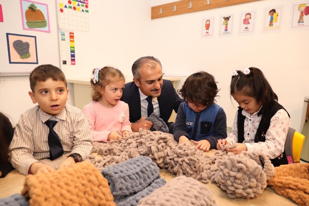 Kocaeli’de çocukların ördüğü atkı, evlat nöbetindeki ailelere teslim edildi 