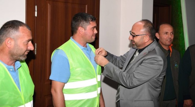 Kocaeli'de çöpteki altın ve para dolu çantayı sahibine teslim eden işçi ödüllendirildi