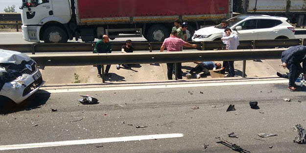 Kocaeli'de dehşet! Yol kenarında araçlarından inenlerin arasına otomobil daldı