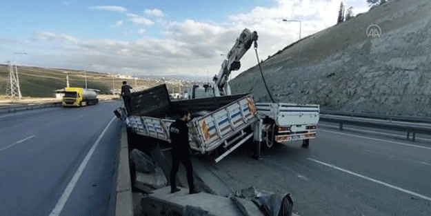 Devrilen kamyonun sürücüsü yaralandı