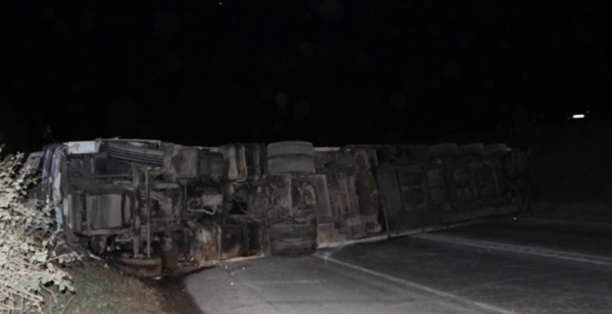 Kocaeli'de devrilen TIR'dan çıkan 2 kişi, ambulansı görünce olay yerinden kaçtı