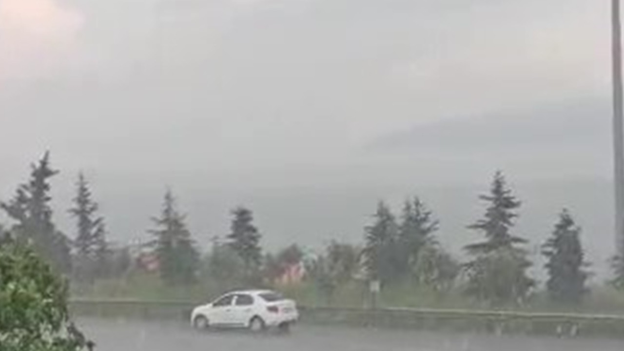Kocaeli’de dolu ve sağanak trafikte aksamalara neden oldu