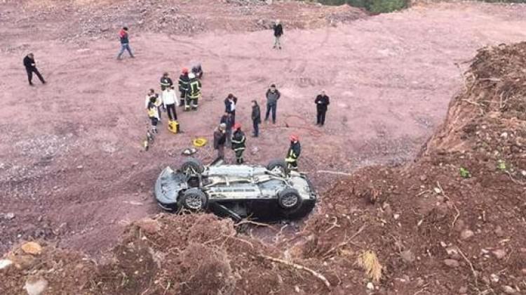 Kocaeli'de emanet otomobille kayalıklardan uçtu!