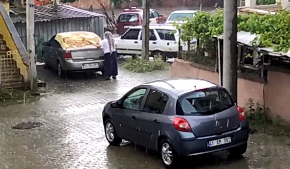 Kocaeli’de etkili olan dolu yağışı araçların üzerine halı serdirdi 