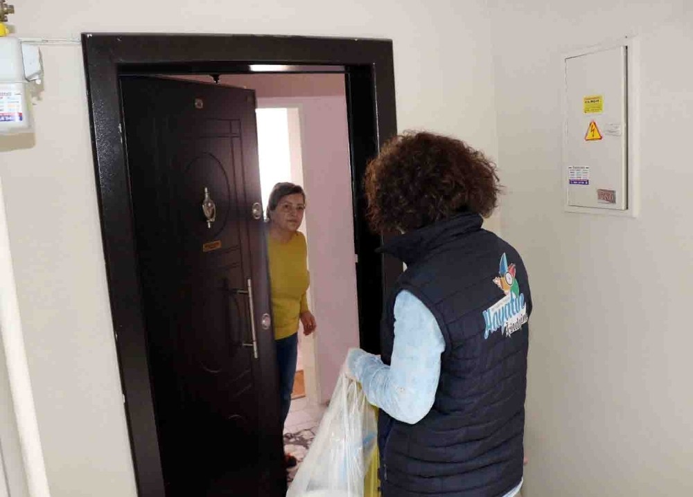 Kocaeli’de evden çıkmayan yaşlıların alışverişini belediye ekipleri yapıyor 