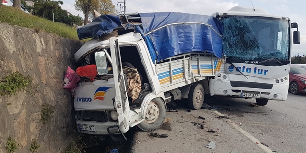 Kocaeli'de feci kaza: 4 kişi yaralandı