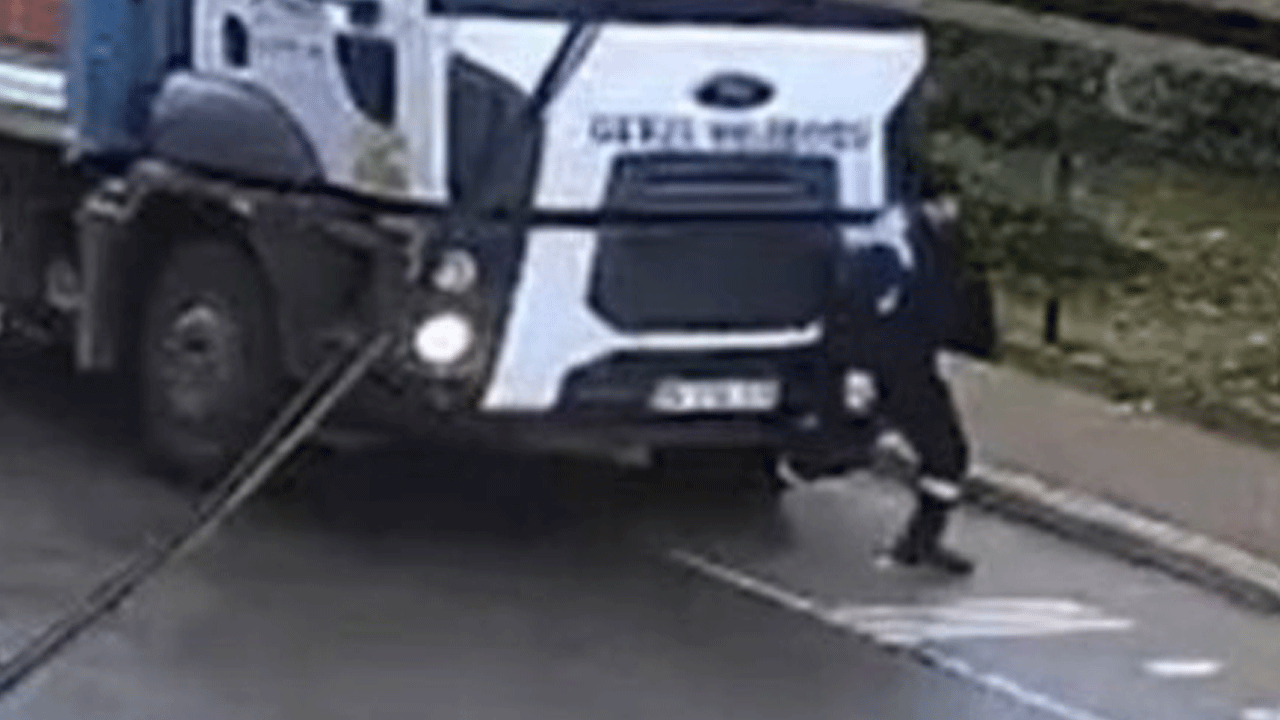 Kocaeli'de feci kaza: Belediye işçisi çöp kamyonun altında kaldı!