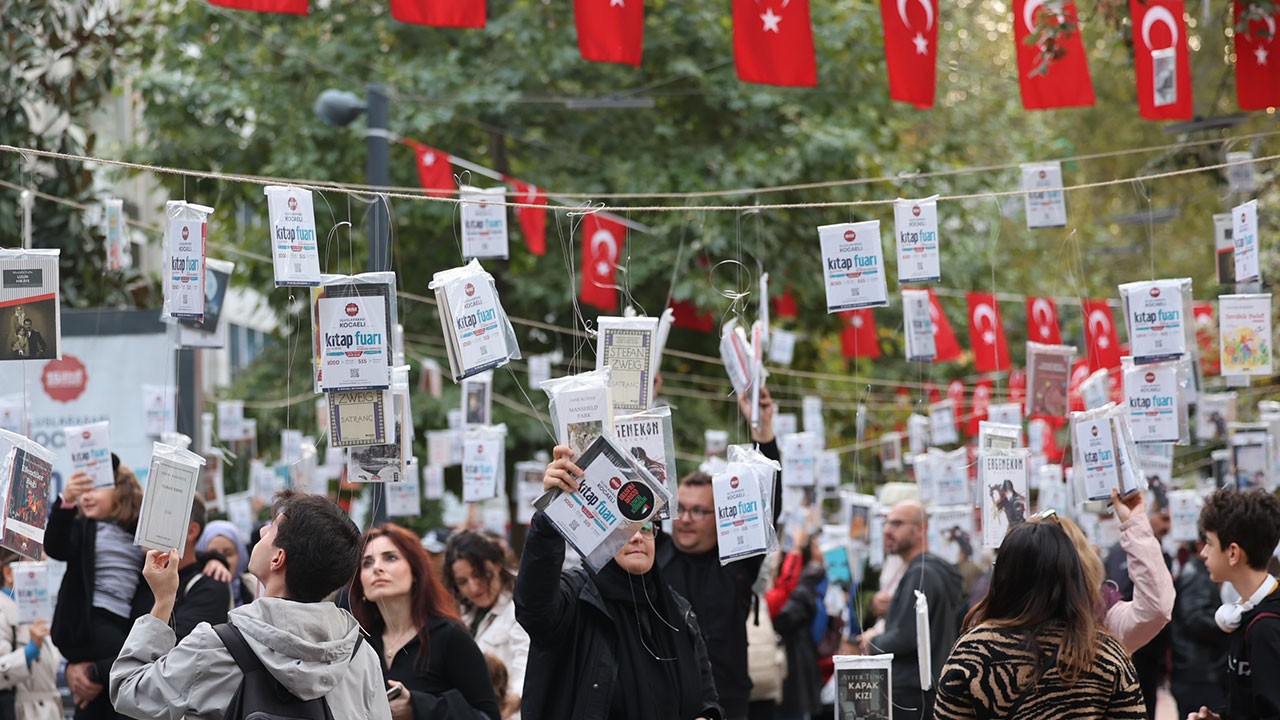 Kocaeli’de gelenek bozulmadı… Kitaplar yine ağaçlarda açtı!