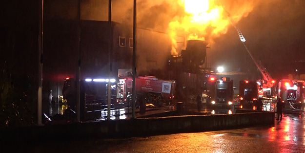 Kocaeli’de geri dönüşüm fabrikasında yangın