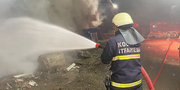 Kocaeli'de geri dönüşüm tesisinde çıkan yangın söndürüldü