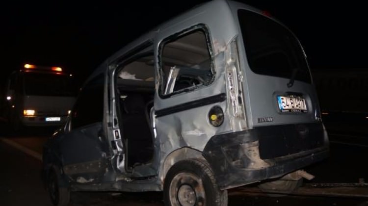 Kocaeli'de hafif ticari araçla otomobil çarpıştı: 6 yaralı