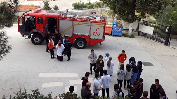 Kocaeli’de hareketli dakikalar! Lavaboya dökülen kimyasal maddeler patladı