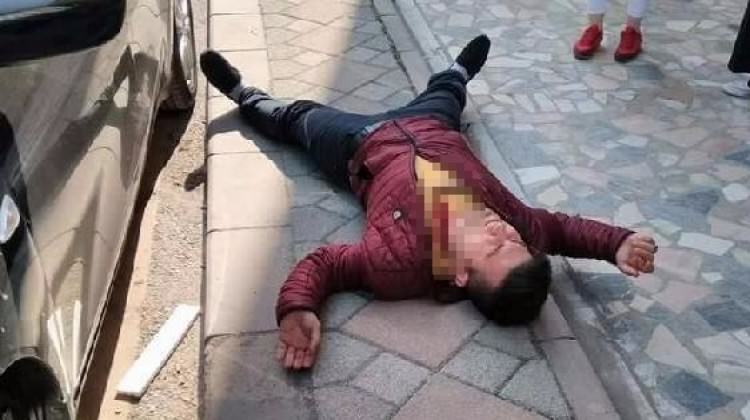 Kocaeli'de herkesin gözü önünde bıçağı göğsüne soktu!