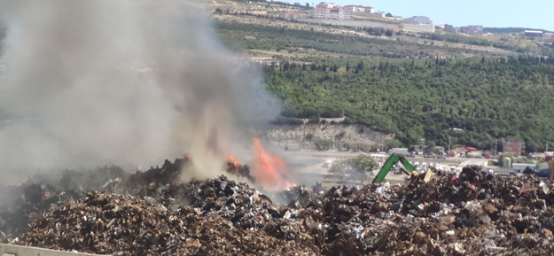 Kocaeli'de hurdalık deposunda yangın!