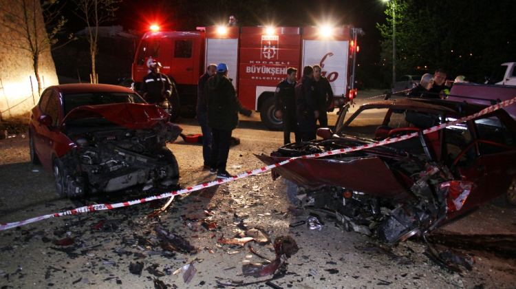 Kocaeli'de iki otomobil kafa kafaya çarpıştı: 7 yaralı