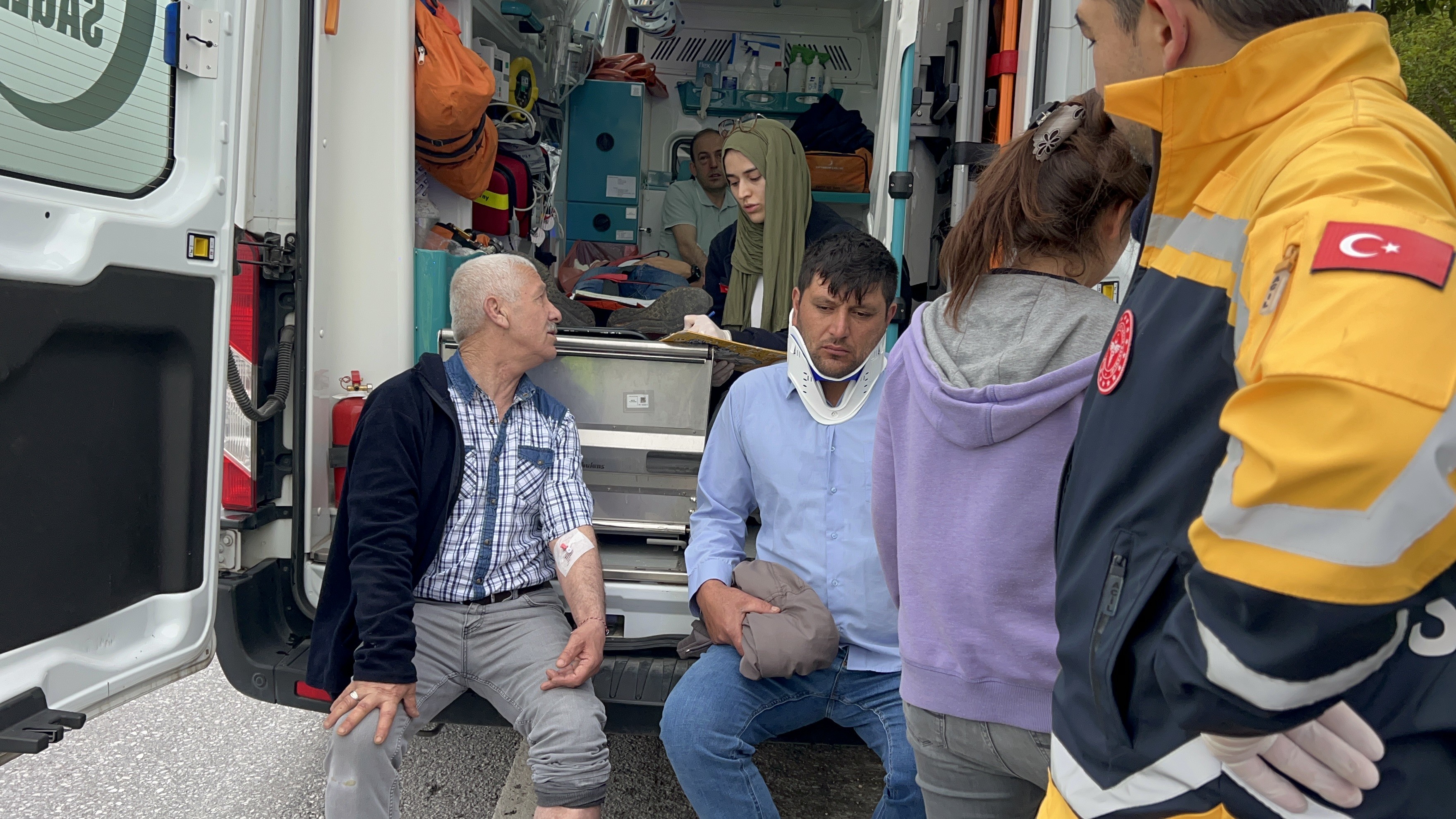 Kocaeli'de iki servis aracının karıştığı kazada 4 işçi yaralandı