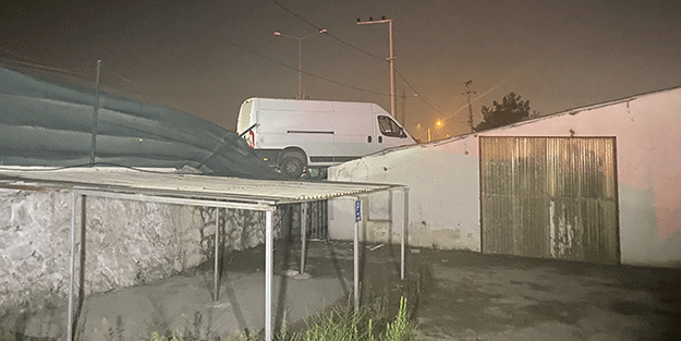 Kocaeli’de ilginç kaza! Yoldan çıkan minibüs deponun çatısına çarptı