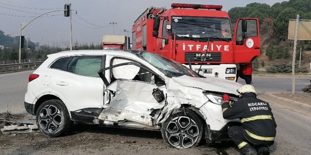 Kocaeli'de kamyon ile otomobil çarpıştı: 2 yaralı