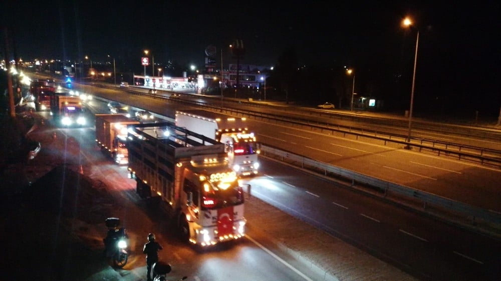 Kocaeli’de kamyonculardan Bakan Soylu’ya konvoylu destek 