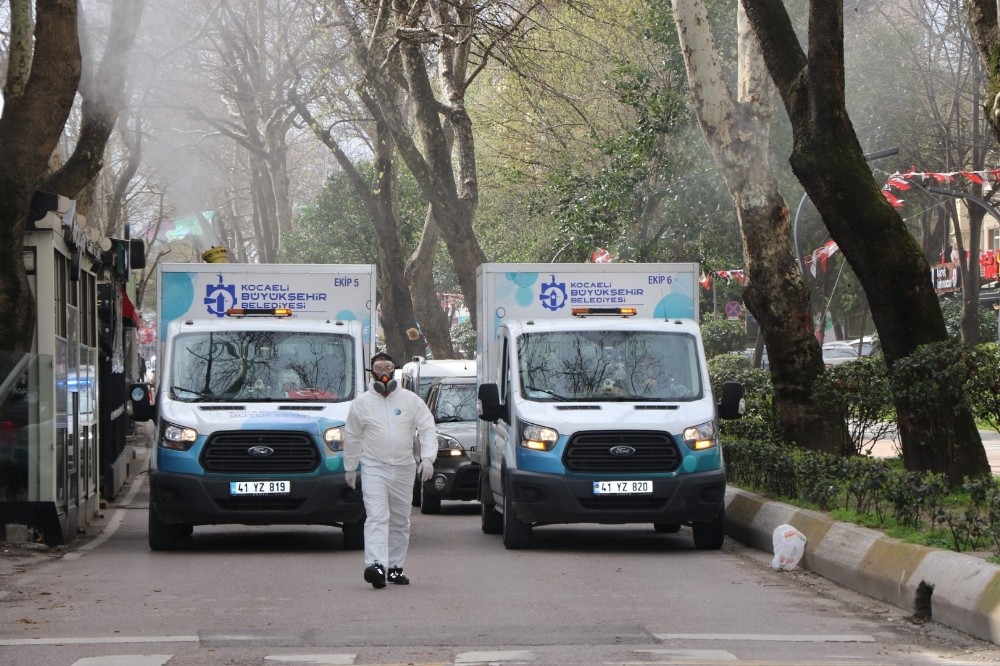 Kocaeli’de kent merkezi araçlarla dezenfekte ediliyor 